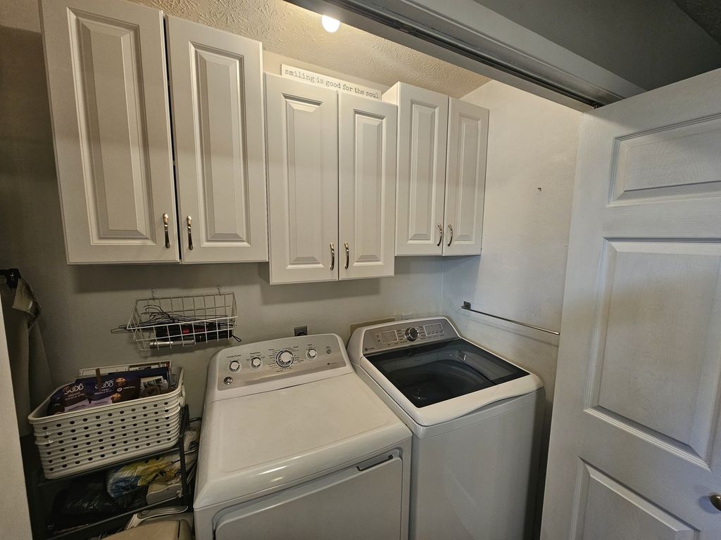 Image 35 of property listing at 100 Cherry Drive, Mt Vernon, IL 62864