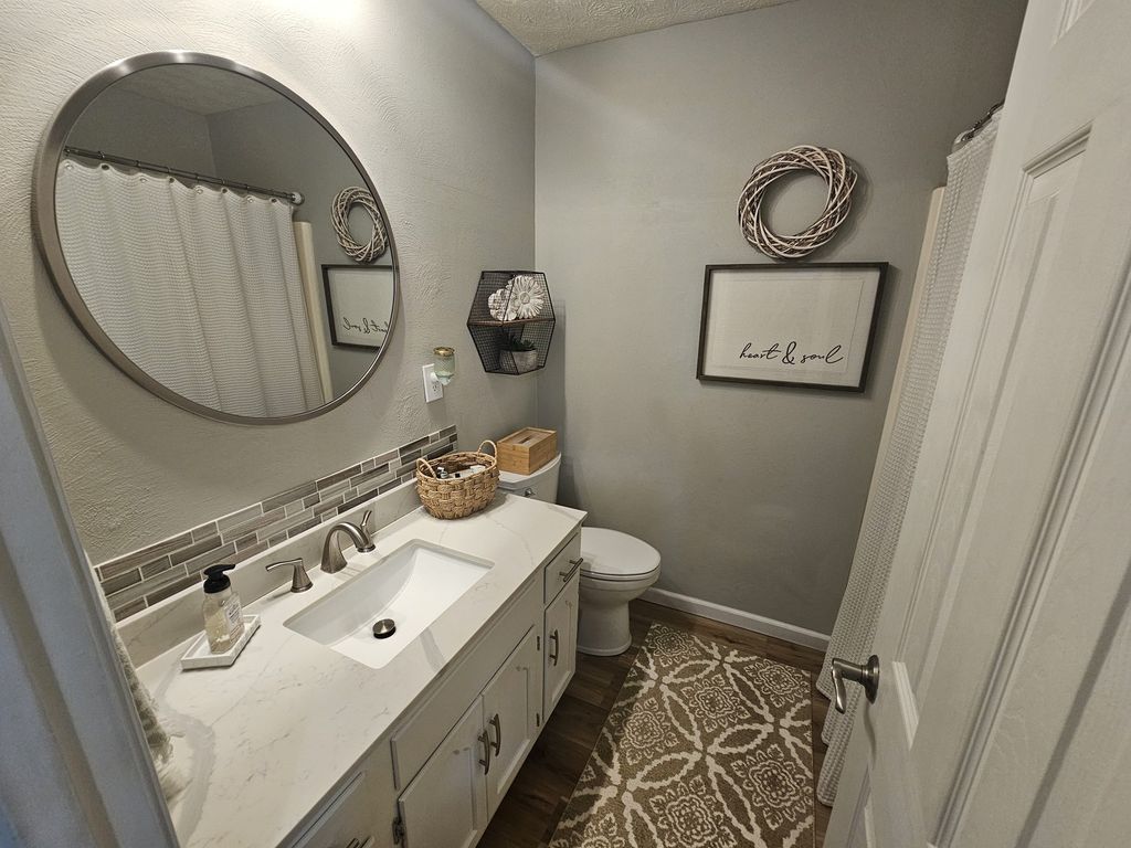 Image 37 of property listing at 100 Cherry Drive, Mt Vernon, IL 62864