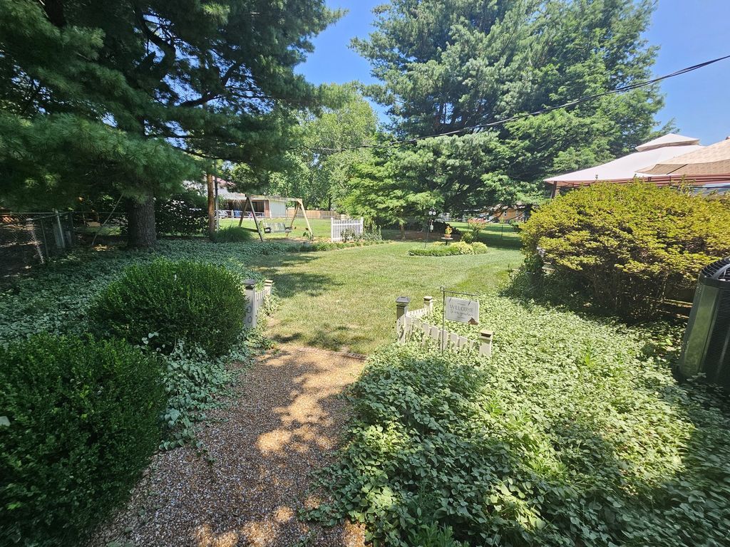Image 5 of property listing at 100 Cherry Drive, Mt Vernon, IL 62864