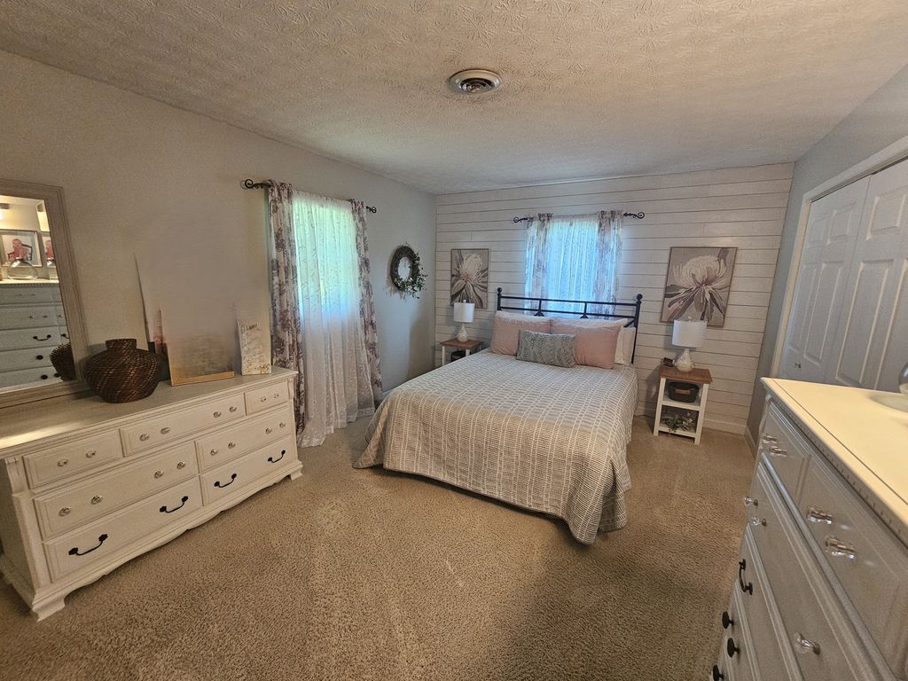 Image 43 of property listing at 100 Cherry Drive, Mt Vernon, IL 62864