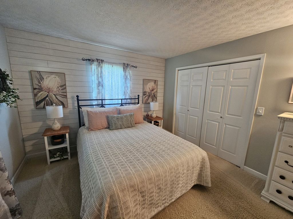 Image 45 of property listing at 100 Cherry Drive, Mt Vernon, IL 62864