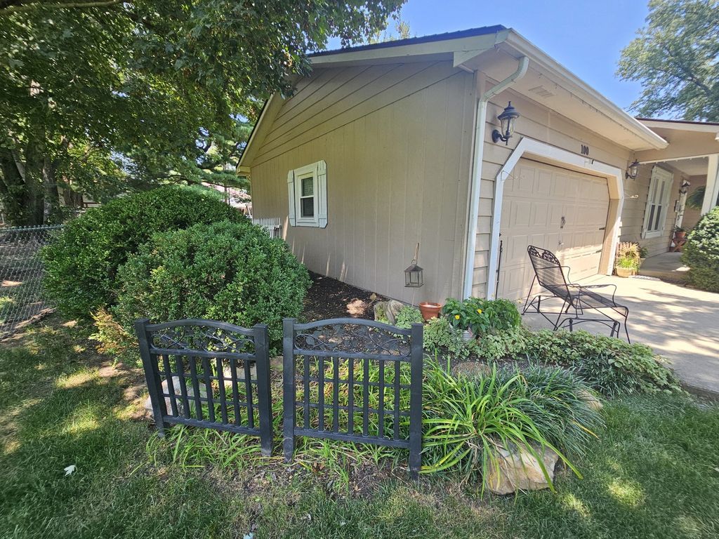 Image 6 of property listing at 100 Cherry Drive, Mt Vernon, IL 62864