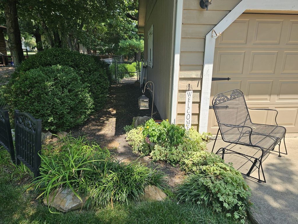 Image 8 of property listing at 100 Cherry Drive, Mt Vernon, IL 62864