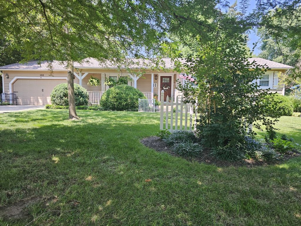 Image 9 of property listing at 100 Cherry Drive, Mt Vernon, IL 62864