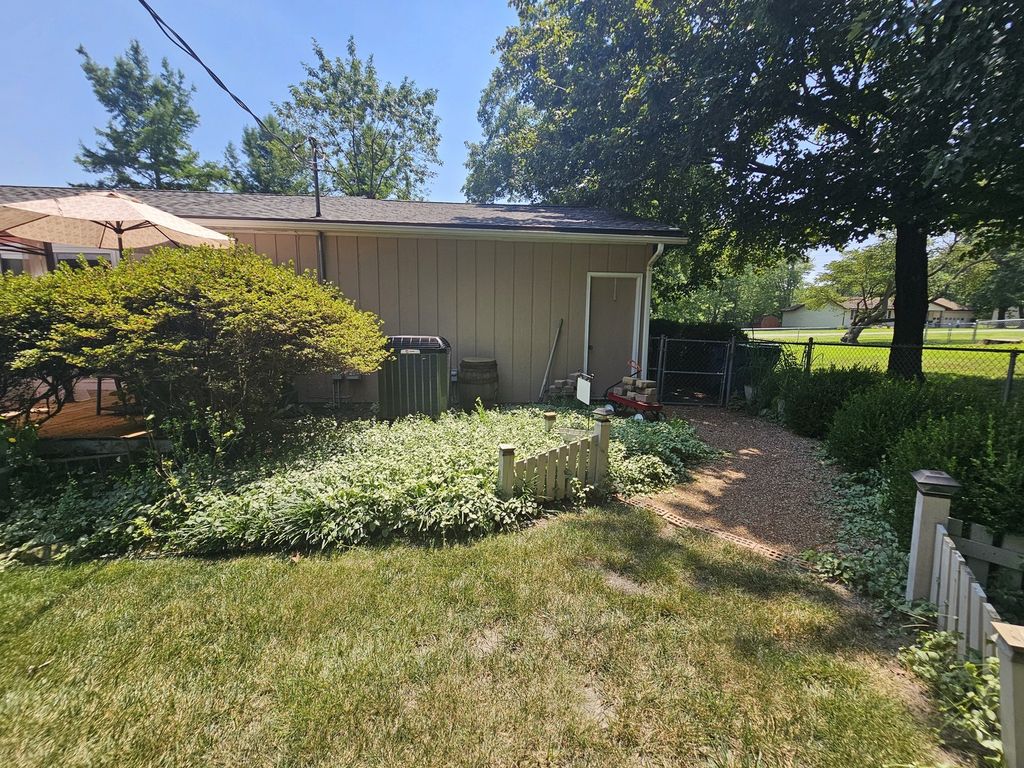 Image 10 of property listing at 100 Cherry Drive, Mt Vernon, IL 62864