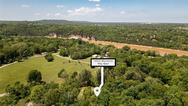 18952 Shoreline Way, Fayetteville, AR 72703