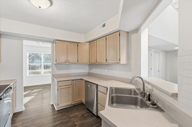 417 N VILLAGE CIR, Columbia, MO 65203