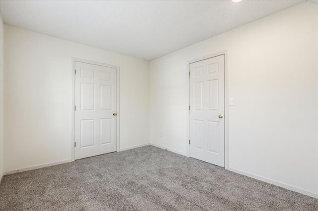 417 N VILLAGE CIR, Columbia, MO 65203