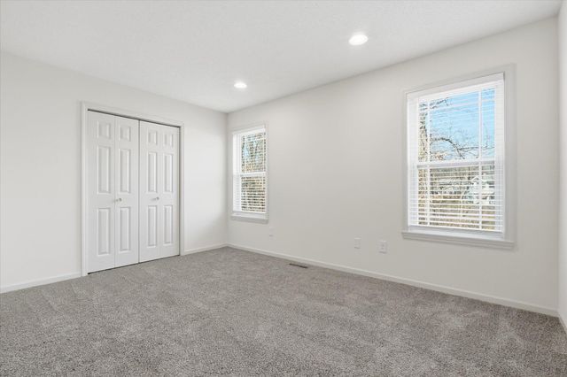 417 N VILLAGE CIR, Columbia, MO 65203