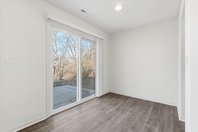 417 N VILLAGE CIR, Columbia, MO 65203