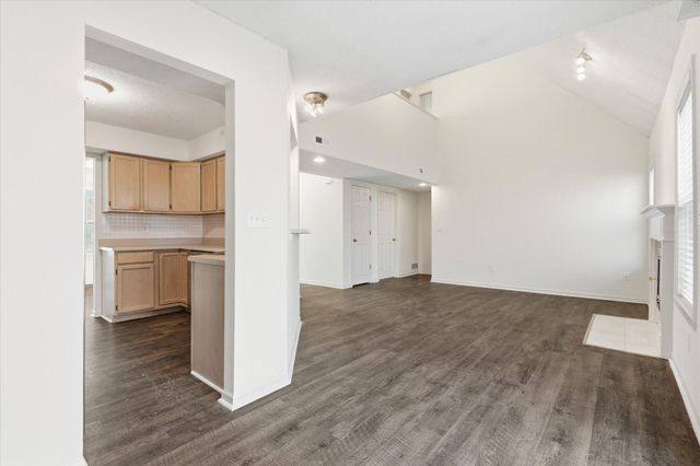 417 N VILLAGE CIR, Columbia, MO 65203