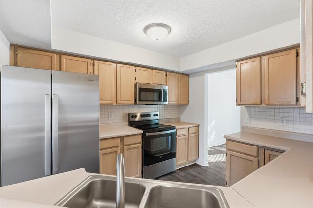 417 N VILLAGE CIR, Columbia, MO 65203