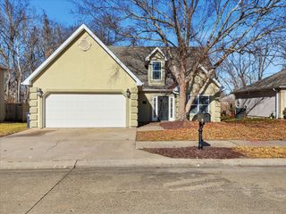 417 N VILLAGE CIR, Columbia, MO 65203