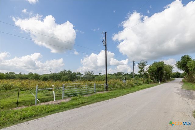 3837 Callihan Road, Luling, TX 78648
