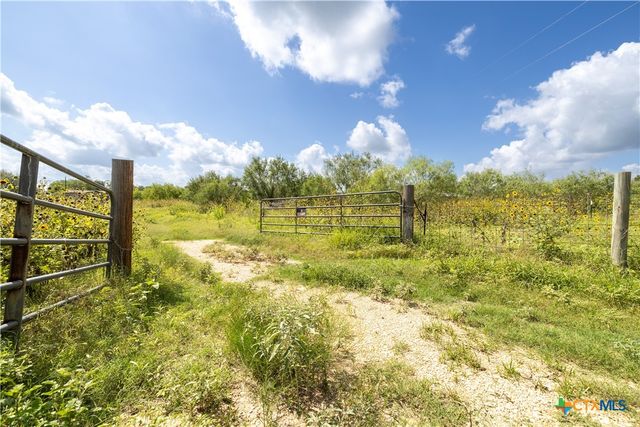 3837 Callihan Road, Luling, TX 78648