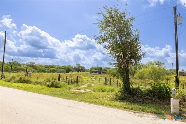 3837 Callihan Road, Luling, TX 78648