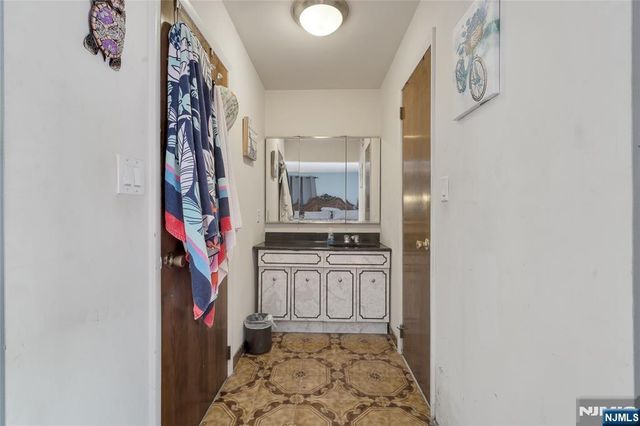 192 25th Street 2A, Bayonne, NJ 07002