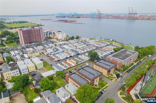 192 25th Street 2A, Bayonne, NJ 07002