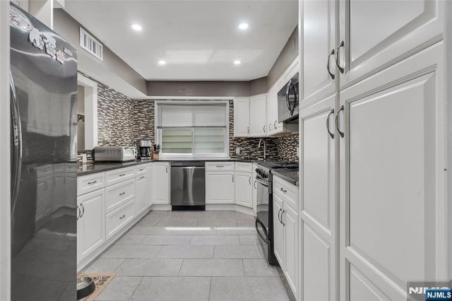 192 25th Street 2A, Bayonne, NJ 07002