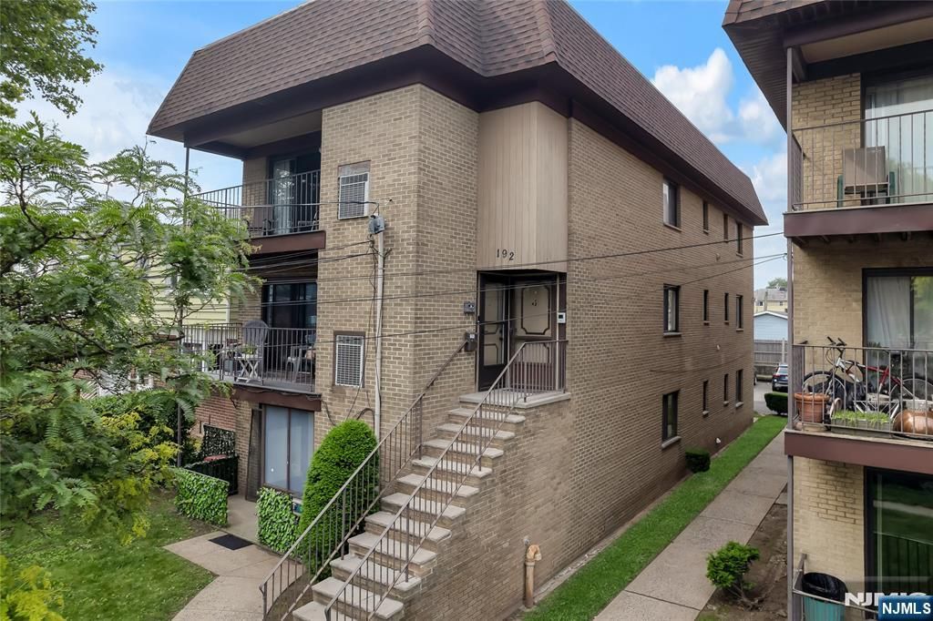 192 25th Street 2A, Bayonne, NJ 07002