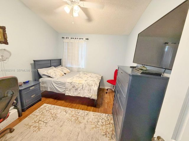 10877 NW 8th St, Pembroke Pines, FL 33026