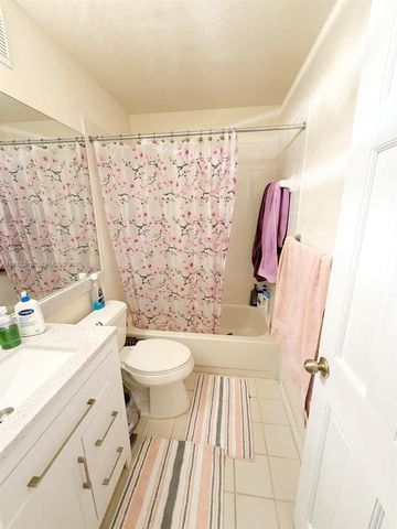 10877 NW 8th St, Pembroke Pines, FL 33026