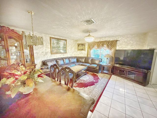 10877 NW 8th St, Pembroke Pines, FL 33026