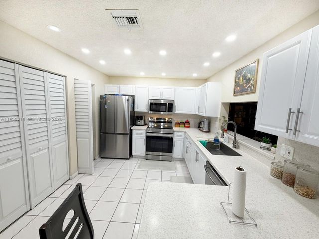 10877 NW 8th St, Pembroke Pines, FL 33026