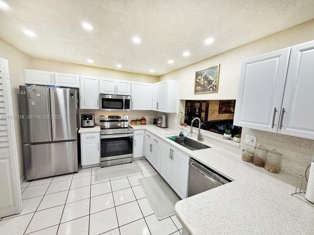 10877 NW 8th St, Pembroke Pines, FL 33026