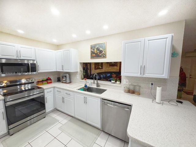 10877 NW 8th St, Pembroke Pines, FL 33026