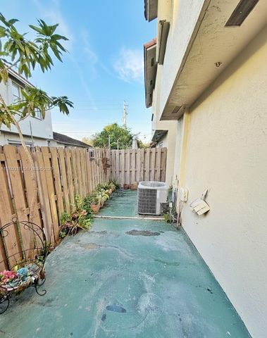 10877 NW 8th St, Pembroke Pines, FL 33026