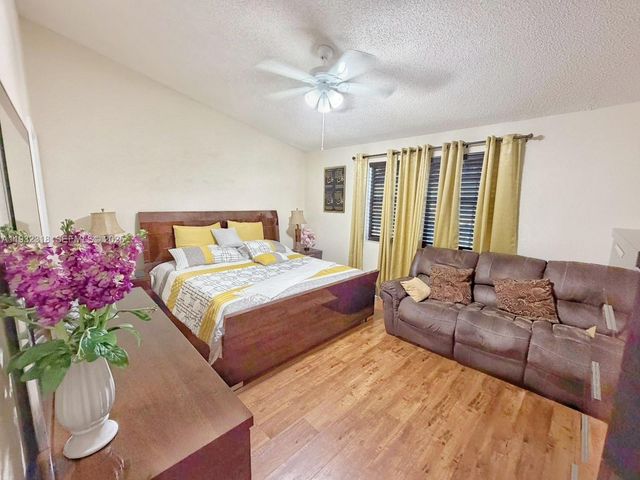 10877 NW 8th St, Pembroke Pines, FL 33026