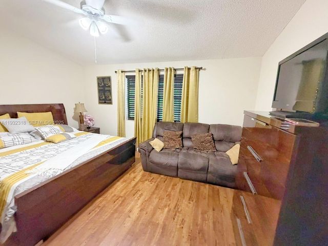 10877 NW 8th St, Pembroke Pines, FL 33026