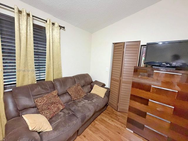 10877 NW 8th St, Pembroke Pines, FL 33026