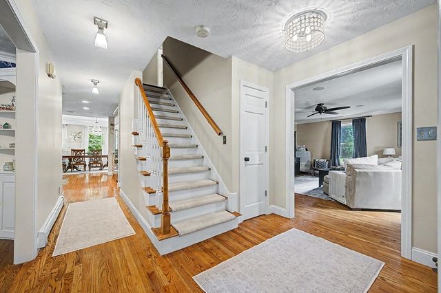 4 Dicarlo Rd, Hopkinton, MA 01748