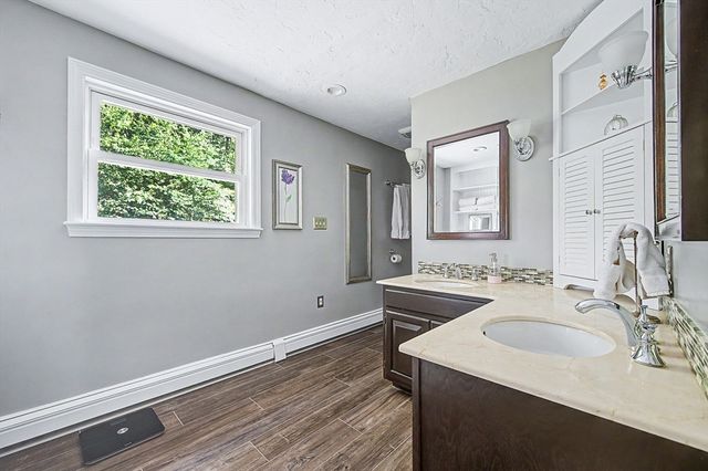 4 Dicarlo Rd, Hopkinton, MA 01748