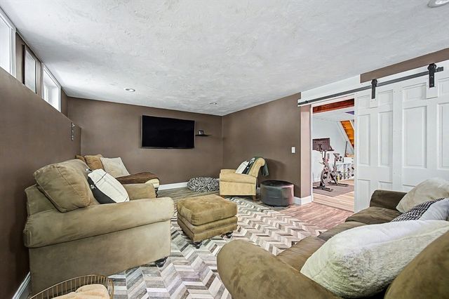 4 Dicarlo Rd, Hopkinton, MA 01748