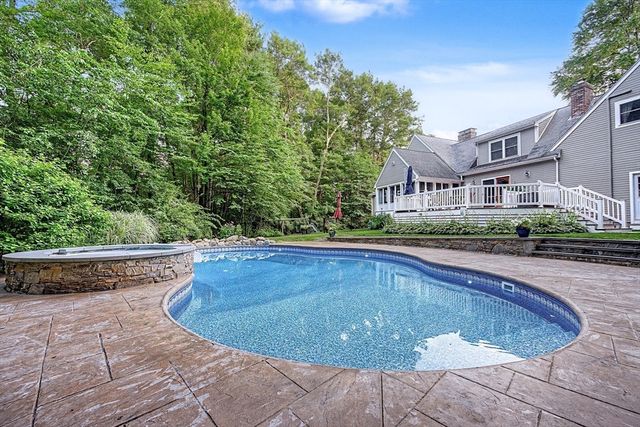 4 Dicarlo Rd, Hopkinton, MA 01748