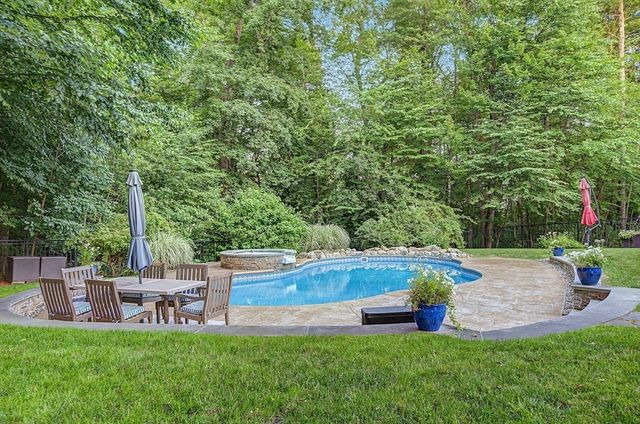 4 Dicarlo Rd, Hopkinton, MA 01748