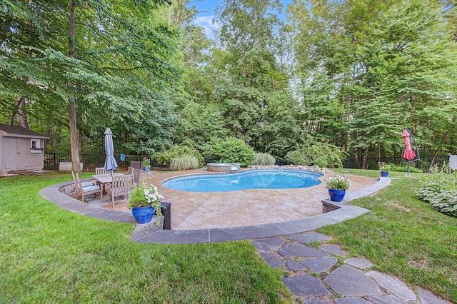 4 Dicarlo Rd, Hopkinton, MA 01748