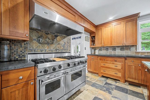 4 Dicarlo Rd, Hopkinton, MA 01748