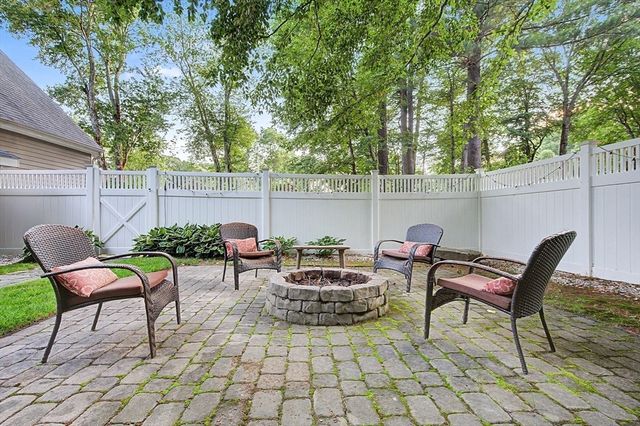 4 Dicarlo Rd, Hopkinton, MA 01748