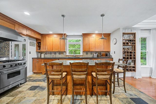 4 Dicarlo Rd, Hopkinton, MA 01748