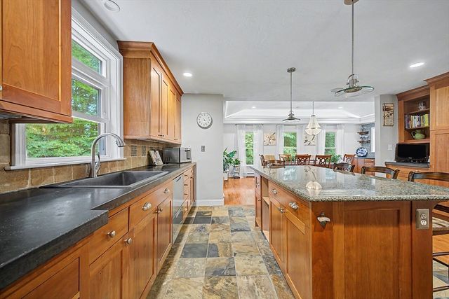 4 Dicarlo Rd, Hopkinton, MA 01748