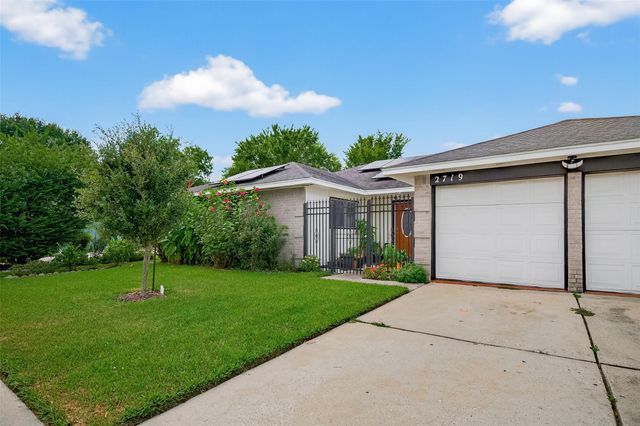 2719 Flintrock Circle, Houston, TX 77067