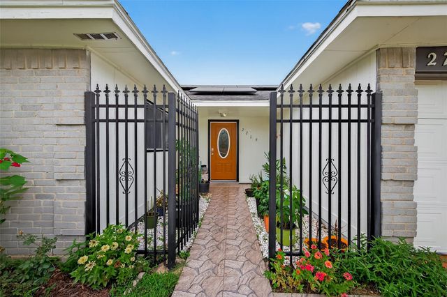 2719 Flintrock Circle, Houston, TX 77067