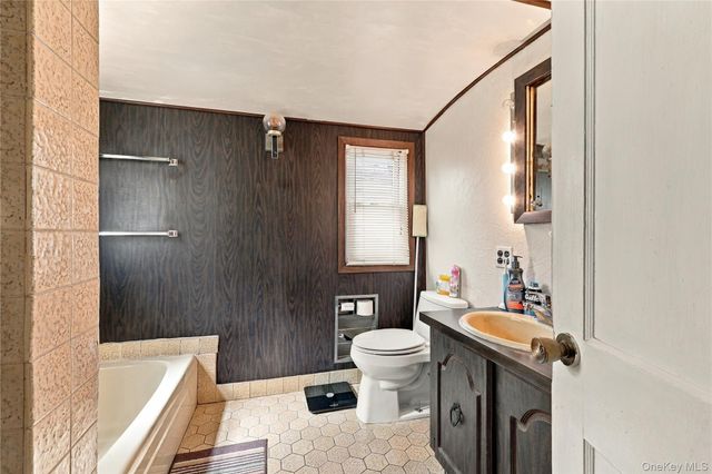 201 Hempstead Avenue, Malverne, NY 11565