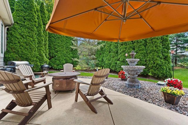 1833 River Lakes ROAD S, Oconomowoc, WI 53066