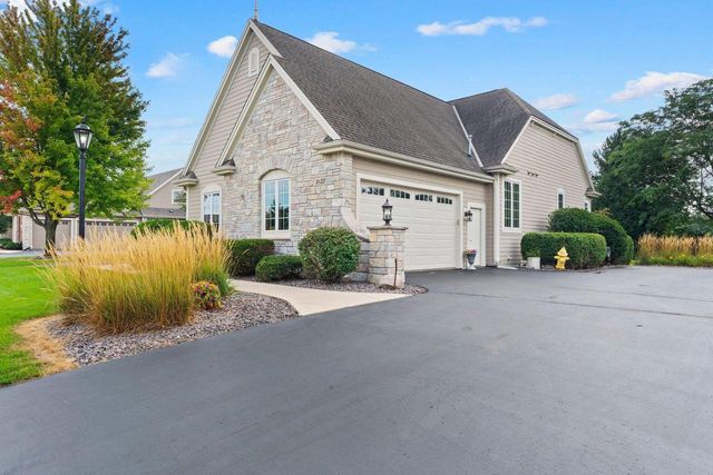 1833 River Lakes ROAD S, Oconomowoc, WI 53066