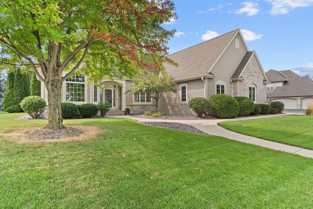 1833 River Lakes ROAD S, Oconomowoc, WI 53066